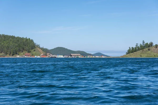 Chivyrkuisky Bay, beschermd gebied. Uitzicht vanaf het water naar vissersdorp op het schiereiland Svyatoy Nos. — Stockfoto