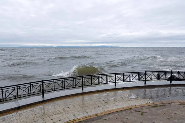 Dijkpunt van het Baikalmeer in het dorp Turka in storm — Stockfoto