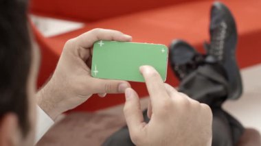 teknoloji ve iş, internet ve e-posta ile yeşil ekran akıllı telefon kullanan adam. sıra