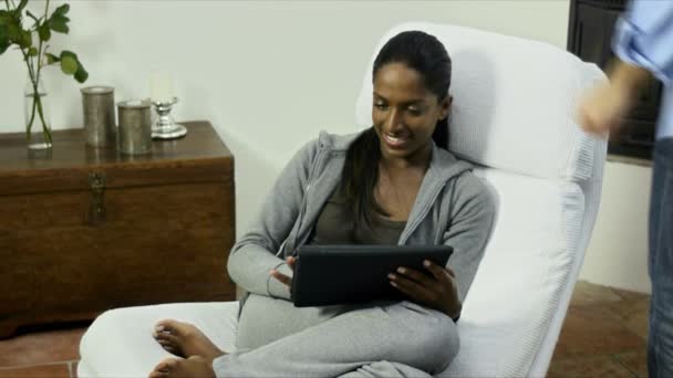 Młoda kobieta na fotelu i touch pad komputera — Wideo stockowe