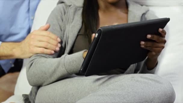 Frau und Mann mit digitalem Tablet — Stockvideo
