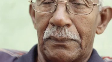 gözlük ve bıyığı ile üzgün eski Afrikalı-Amerikalı adam portresi
