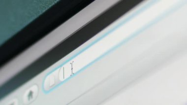 url ve Internet tarayıcı ile bilgisayar monitörü