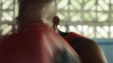 Boks spor salonunda egzersiz boksör ve genç Afro-Amerikan atlet