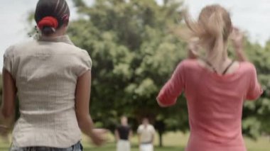 Şehir Parkı kadınlarla çuval yarışı oynayan gençler