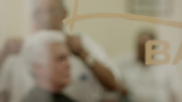 Peluquería de edad avanzada corte de cabello al cliente en peluquería o salón de belleza de los hombres — Vídeos de Stock
