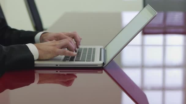 Primo piano dell'uomo d'affari e segretario caucasico al lavoro con tablet pc e laptop in sala riunioni . — Video Stock