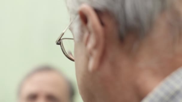 Retired elderly and friendship, two old men meeting and talking in city park — Stock Video