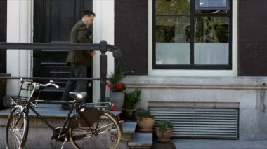 Evden ayrılmak işadamı ofis ve binicilik bisiklet gitmek için