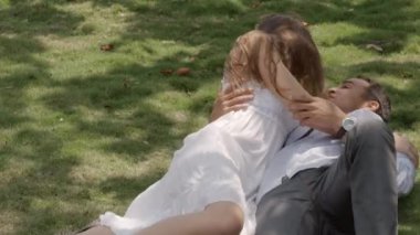 erkek ve kadın aşk, parkta çim üzerinde yalan.