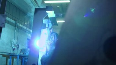 Kaynak maskesi kullanarak çelik fabrikası işçisi