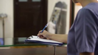 iş yerinde genç kadınla konuşan doktor