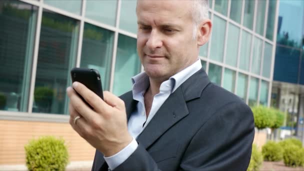 Hombre de negocios feliz con teléfono móvil o teléfono inteligente — Vídeos de Stock