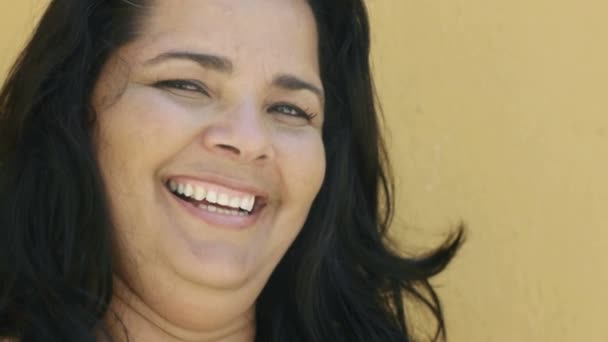 Túlsúlyos nő mosolyog — Stock videók