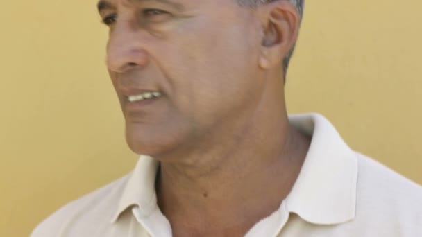 Hombre hispano sonriendo — Vídeo de stock