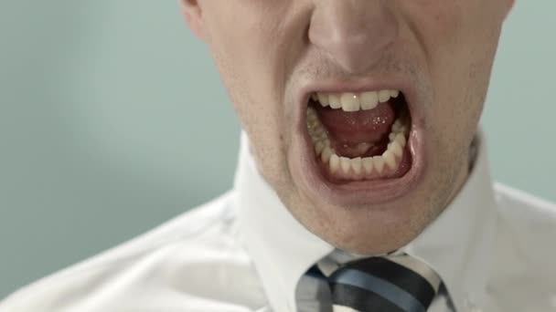 Крупный план злого бизнесмена, кричащего — стоковое видео