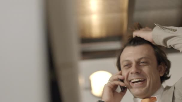 Zakenman aan het werk in office en praten op mobiele telefoon. — Stockvideo