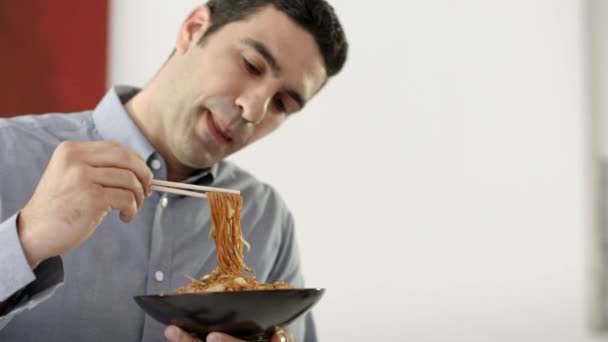 Man en vrouw met plezier en lachen met schotel van pasta — Stockvideo