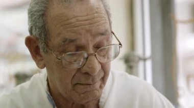 eski stil dükkanda çalışan ve tıraş berber