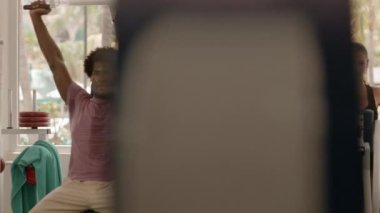 Genç Afro-Amerikan atlet yardımcı antrenör