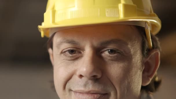 Ingenieur met veiligheidshelm in bouwplaats. — Stockvideo