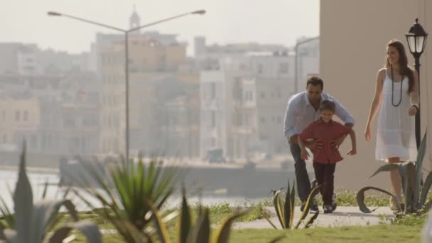 Anya, apa és fia, séta — Stock videók