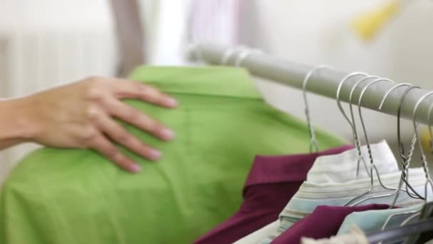 Dressmaker ajuster les vêtements sur mannequin de couture — Video