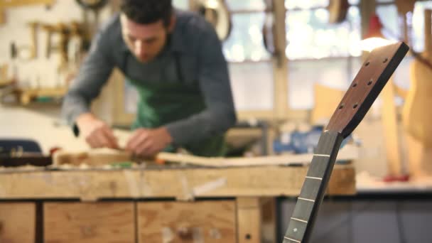 "Dorosły człowiek pracujący jako rzemieślnik w włoskim warsztacie gitarowego — Wideo stockowe