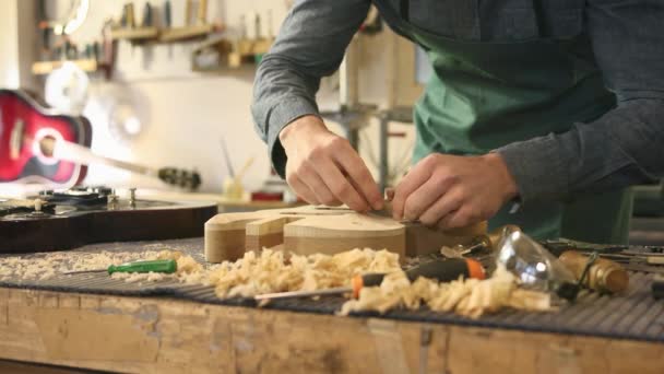 "Ενήλικος άνθρωπος που εργάζεται ως τεχνίτης σε ιταλικό εργαστήρι κιθάρας — Αρχείο Βίντεο