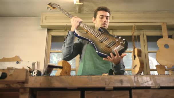 "Hombre adulto trabajando como artesano en taller de guitarra italiana — Vídeo de stock