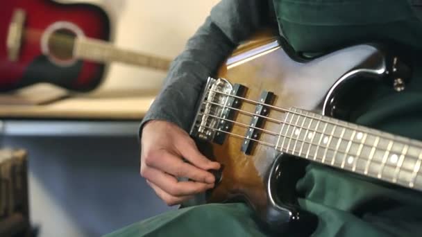 Artesano en taller tocando y probando nueva guitarra — Vídeos de Stock