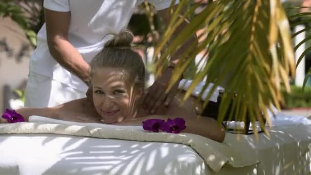Молода красива блондинка біла біла жінка отримує масаж — стокове відео