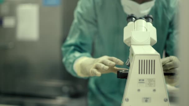 Hombre haciendo investigación en laboratorio farmacéutico — Vídeos de Stock