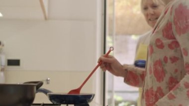 mutlu anne ve kızı yemek hazırlarken eğleniyor