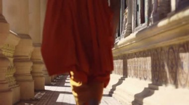 Toplantı ve bir tapınakta selamlayan iki Budist rahipler