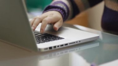 dizüstü bilgisayarda çalışan çoklu görev anne