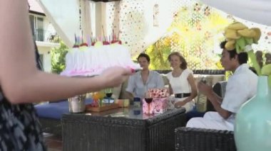 doğum günü partisi ile pasta