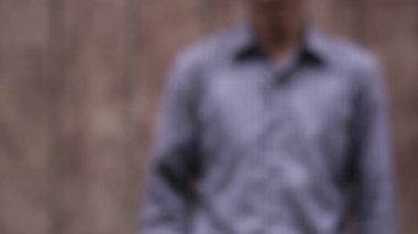 çerçeve içine yürüyen Asyalı adam