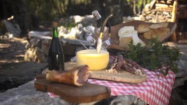 tipik İtalyan yemeği jambon, peynir, salam ve şarap