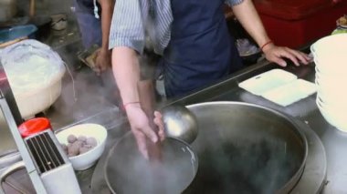 Asya restoran mutfağında şef olarak iş adamı