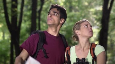 genç erkek ve kadın gezi hiking sırasında kayboldu