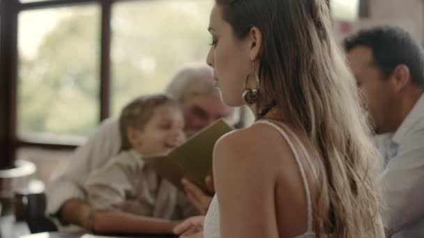 Família escolhe comida e bebidas no bar — Vídeo de Stock