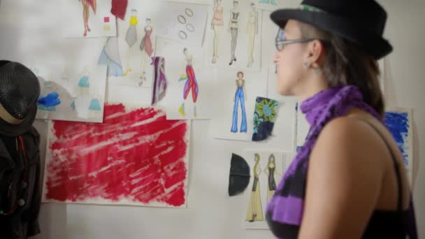 Portrait de jeune femme travaillant comme tailleur en atelier — Video