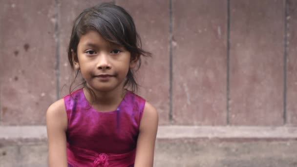 Porträt eines süßen asiatischen Mädchens, das in die Kamera blickt. Kopierraum — Stockvideo