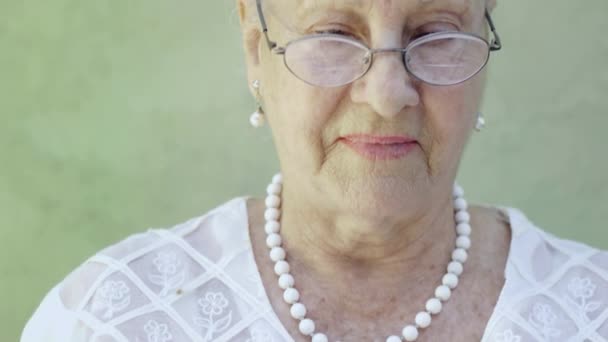 Retrato de mulher caucasiana sênior olhando para a câmera — Vídeo de Stock