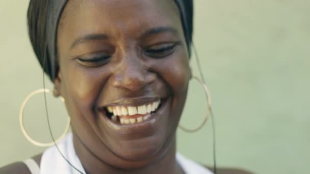 Πορτρέτο του ευτυχής μαύρο ενήλικης γυναίκας, γέλιο, χαρά — Αρχείο Βίντεο