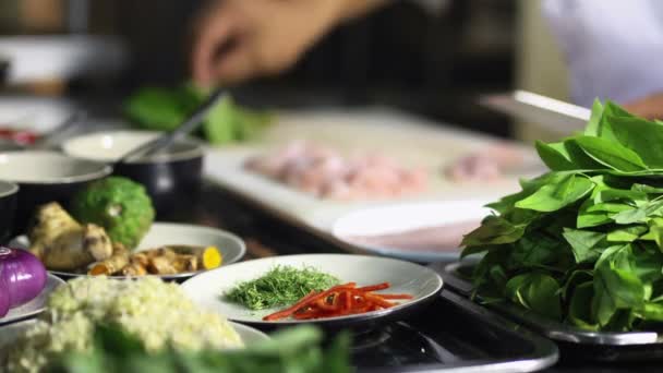 Nahaufnahme der Hände des Küchenchefs beim Kochen und Zubereiten asiatischer Speisen