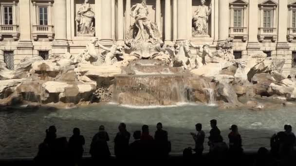 And tourists at Fontana di Trevi, Trevi Fountain in the city of Rome, Italy — Stock Video