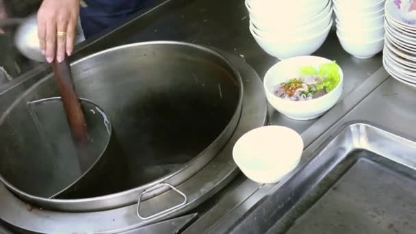 Mann arbeitet als Koch in asiatischer Restaurantküche — Stockvideo