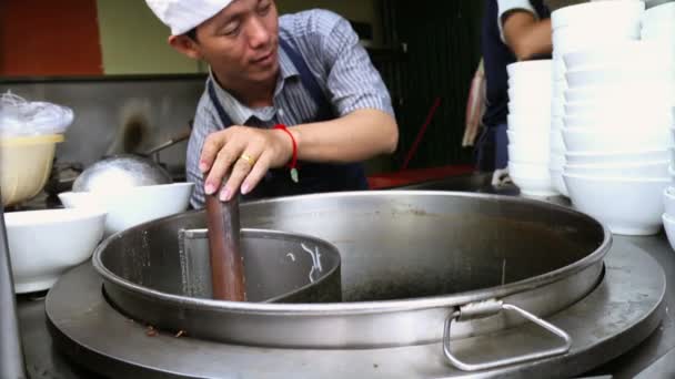 Cuoco cucina tagliatelle in cucina ristorante asiatico — Video Stock